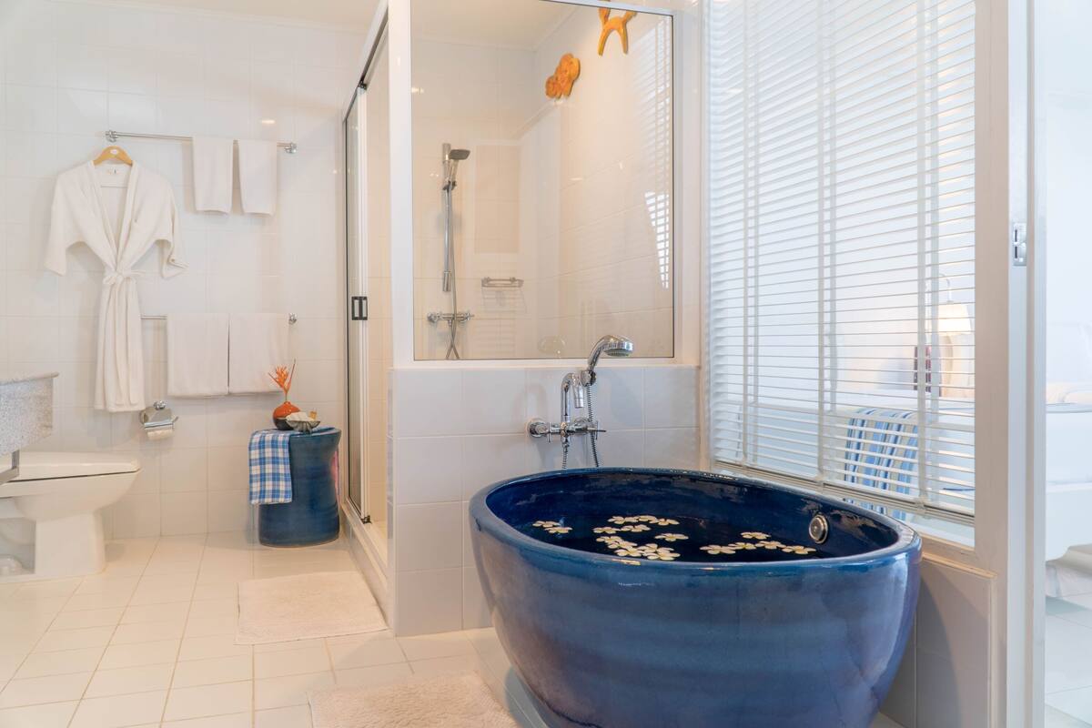 deluxe room, 1 double bed | bathroom | combined shower/bathtub, deep-soaking bathtub, rainfall showerhead