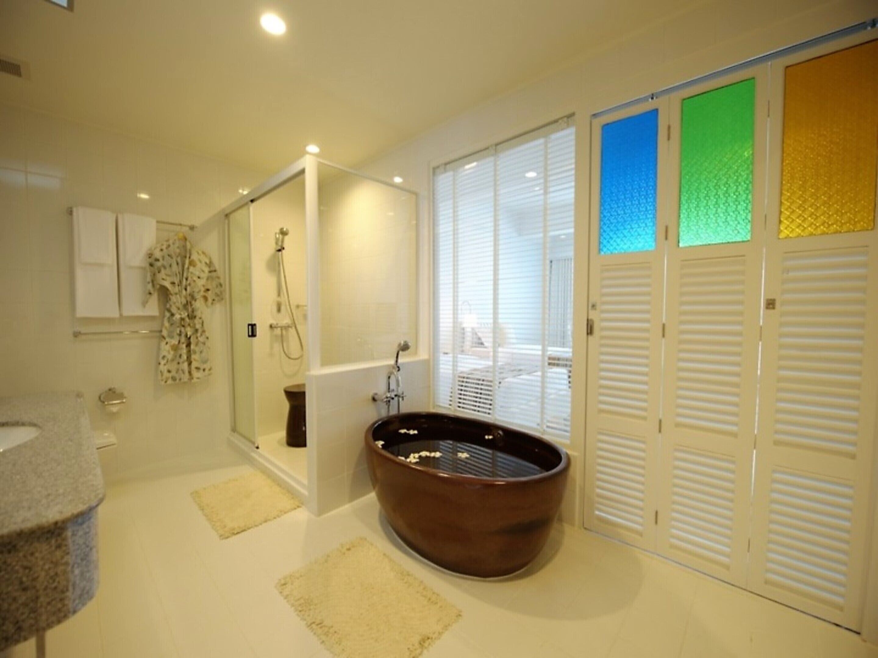 deluxe room, 1 double bed | bathroom | combined shower/bathtub, deep-soaking bathtub, rainfall showerhead