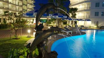 Outdoor pool, pool umbrellas, sun loungers