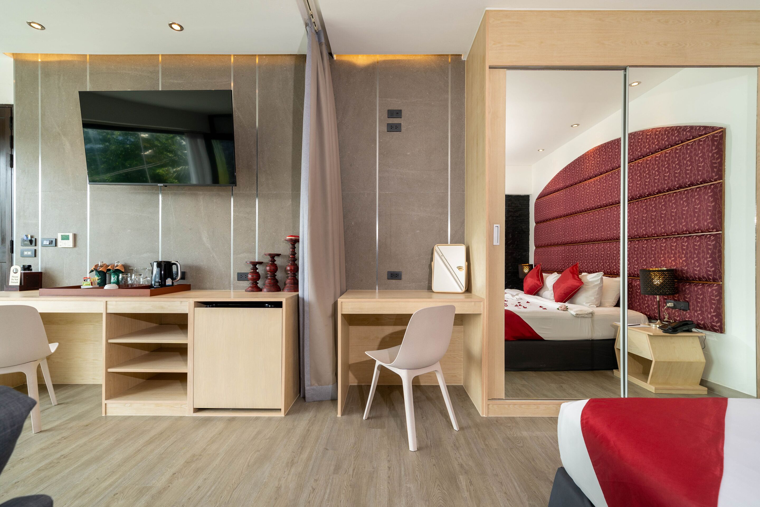 Una habitación de hotel moderna con escritorio, silla y cama.