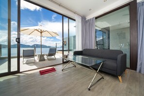 Oceanfront Deluxe | Wohnbereich | 32-Zoll-LCD-Fernseher mit Kabelempfang