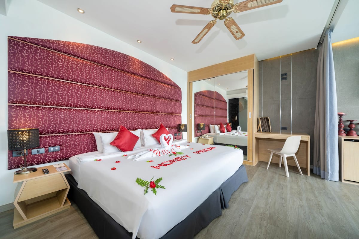 Premium Deluxe With Plunge Pool & Jacuzzi | 迷你吧贈品、房內夾萬、遮光窗簾/窗簾、熨斗/熨衫板
