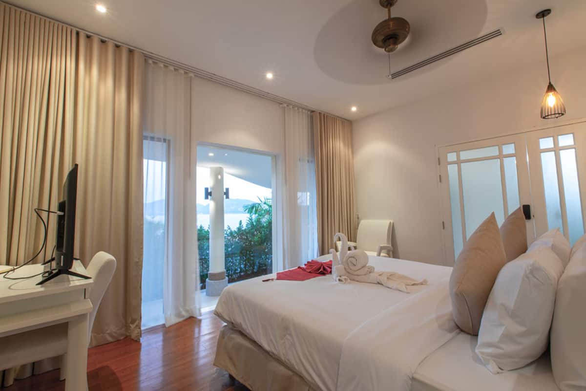 2 bedrooms, free minibar, in-room safe, blackout curtains