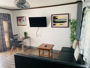 Apartamento de lujo, 1 cama de matrimonio grande, vistas al mar, junto a la piscina | Zona de estar | Televisión LCD de 32 pulgadas con canales por cable, una televisión