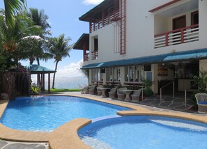 Una piscina al aire libre