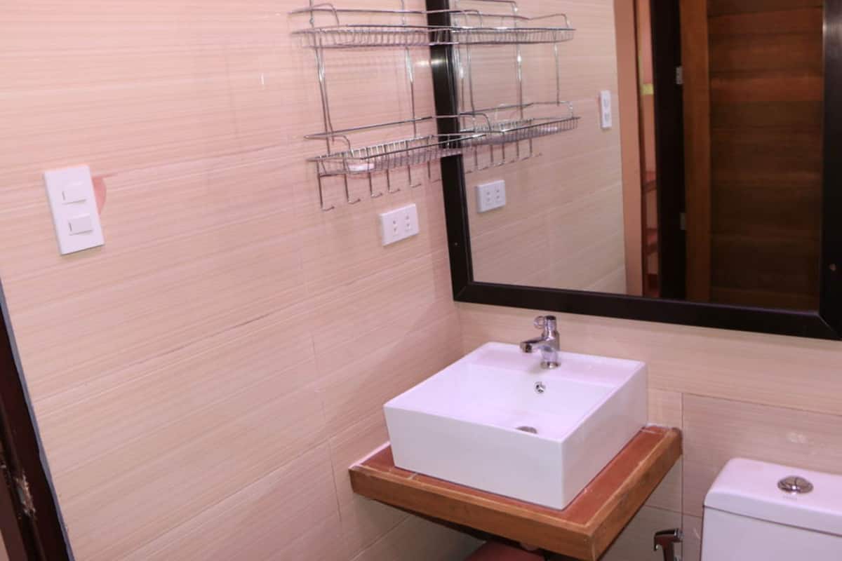 king ocean suite with promo breakfast | bathroom | shower, rainfall showerhead, free toiletries, bidet