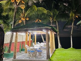 Se sirven desayunos y cocina internacional, con vista a la playa 