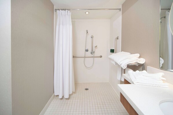Un baño moderno con ducha, inodoro y lavabo.
