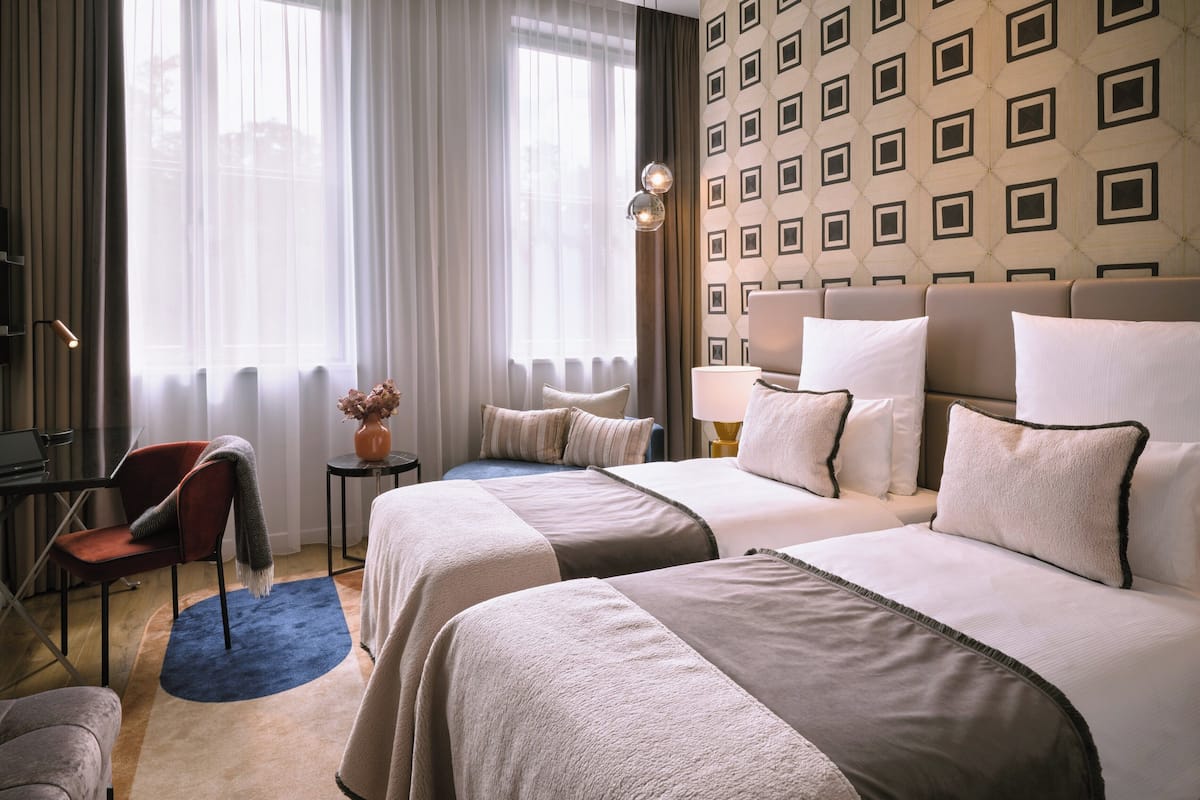 Roupas de cama antialérgicas, frigobar, cofres nos quartos, escrivaninha