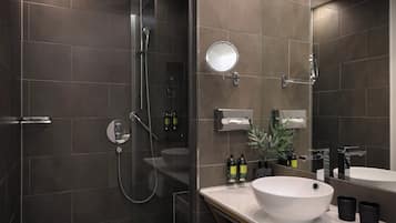 Chambre Supérieure avec lits jumeaux | Salle de bain | Sèche-cheveux, serviettes fournies, savon, shampoing