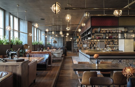 Desayuno buffet diario (EUR 28 por persona)