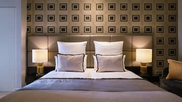 Junior suite | Hypoallergeen beddengoed, een minibar, een kluis op de kamer, een bureau