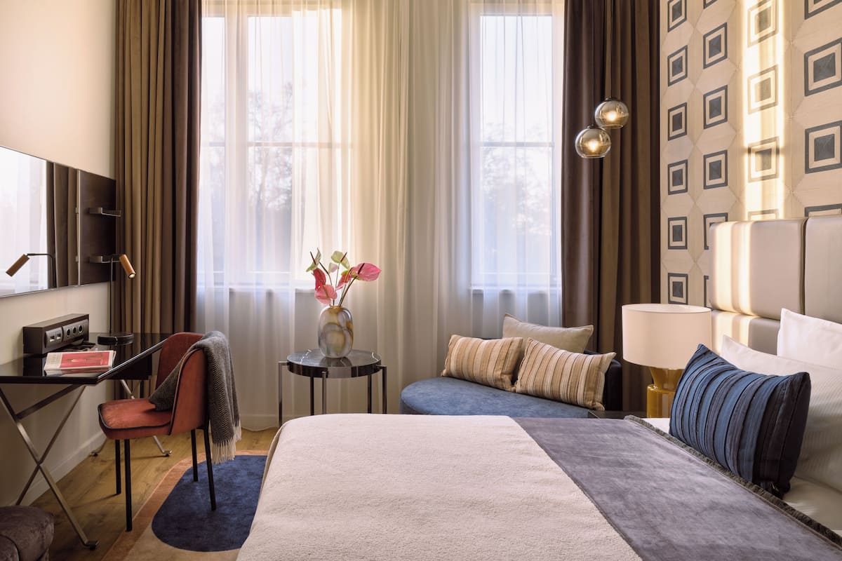 Literie hypoallergénique, minibar, coffres-forts dans les chambres