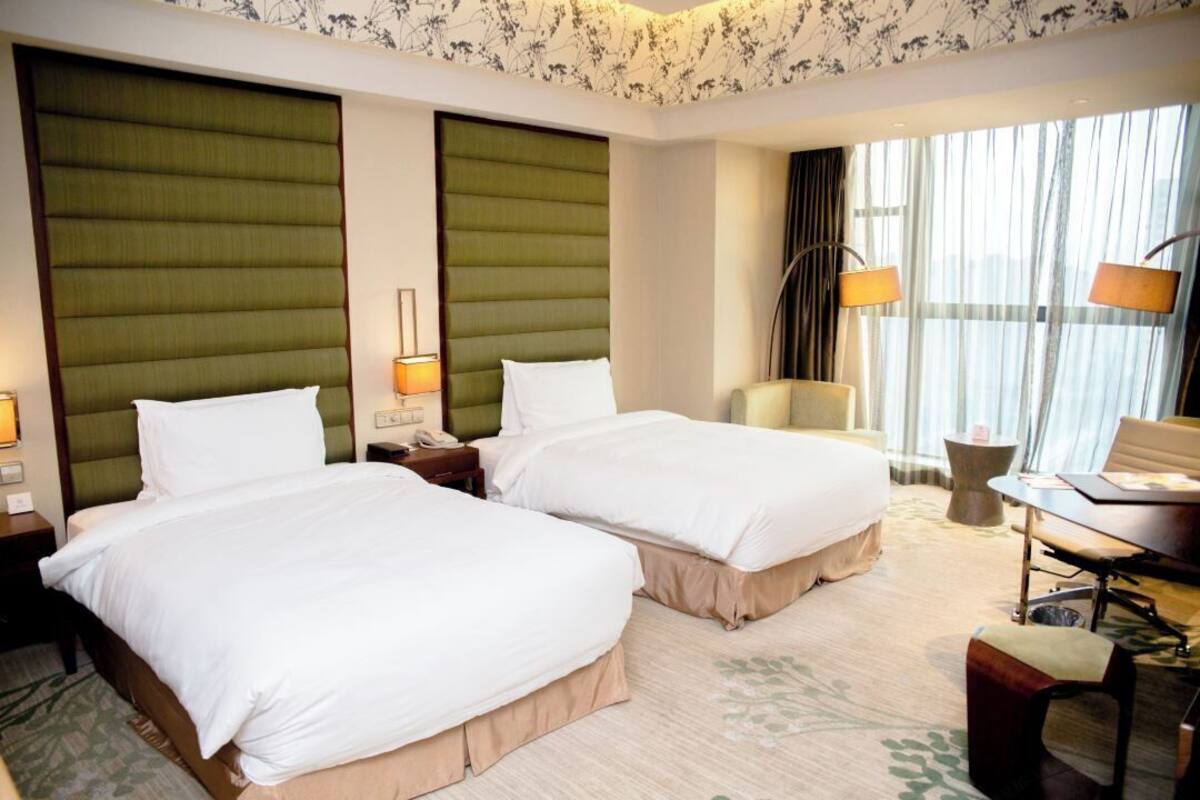 Standard Room, 2 Katil Bujang (Single), Akses Club Lounge | Bar mini, peti besi dalam bilik, meja, langsir/tirai gelap terus 