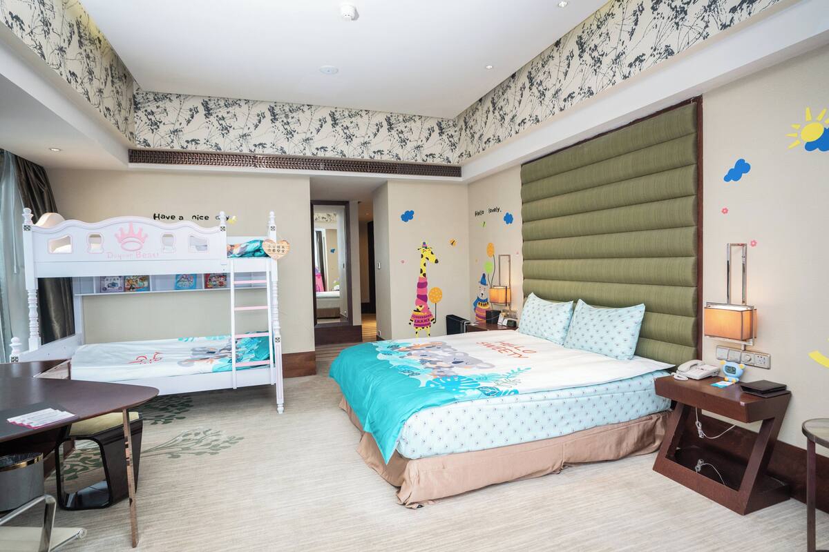 Premium Room, 1 Katil Raja (King), Akses Club Lounge | Bar mini, peti besi dalam bilik, meja, langsir/tirai gelap terus 