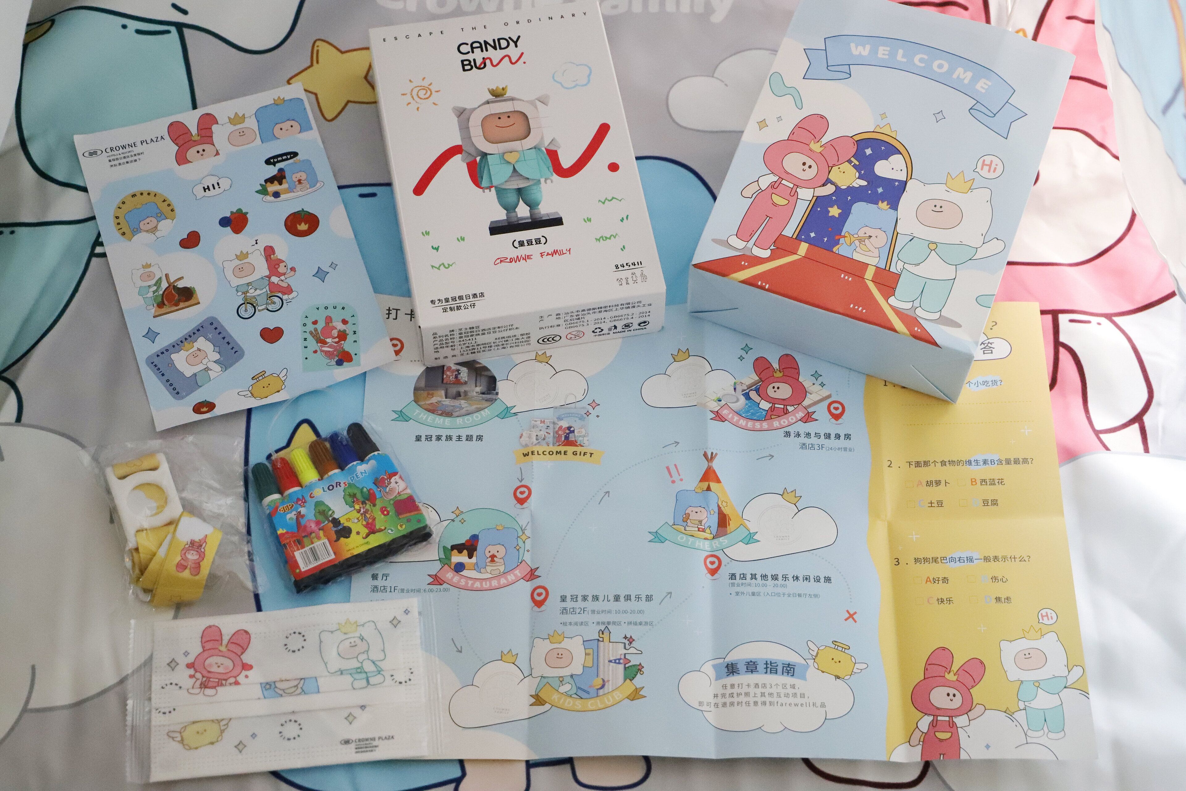 Diverse reisgerelateerde knipoogartikelen, zoals stickers, een boek en een kaart, allemaal met stripfiguurtjes en een speels ontwerp.