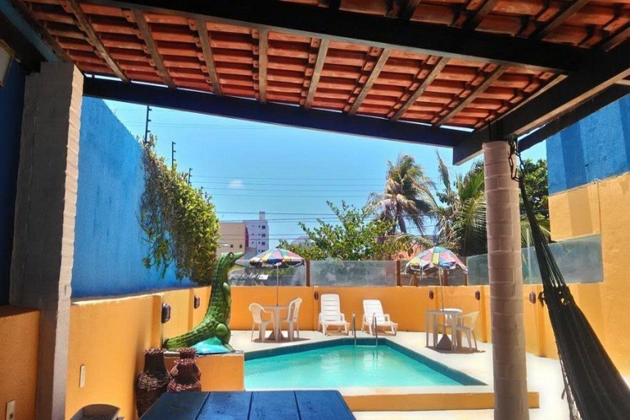 Een buitenzwembad, parasols bij het zwembad en ligstoelen