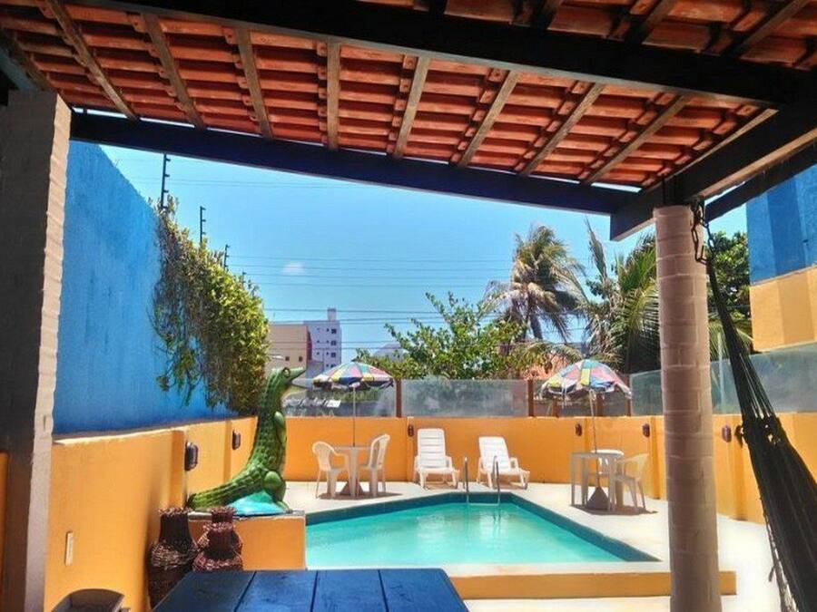 Een buitenzwembad, parasols bij het zwembad en ligstoelen