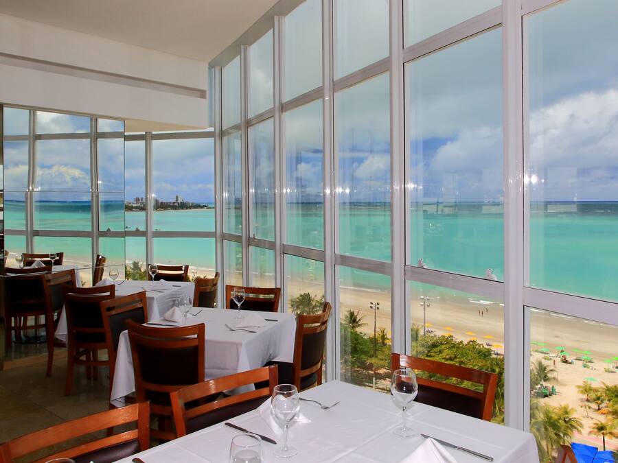 Serveert ontbijt, lunch, diner, Braziliaanse gerechten, zeezicht