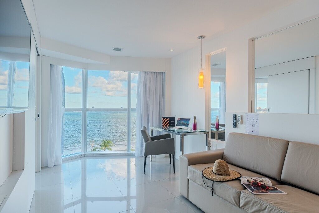 suíte master frente mar casal | minibar, in-room safe, desk, laptop workspace