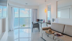 Suíte Master Frente Mar Casal | 迷你吧、客房内保险箱、办公桌、笔记本电脑工作区