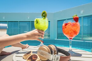 2 outdoor pools, open 8:00 AM to 8:00 PM, sun loungers