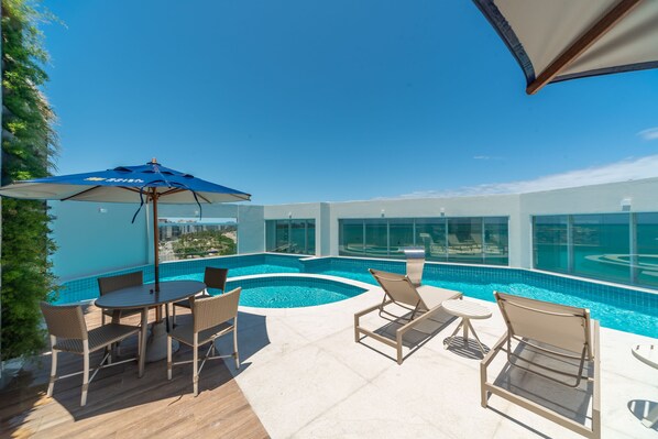 2 albercas al aire libre, acceso de 08:00 a 20:00, y camastros 