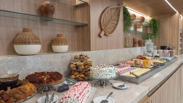 Um buffet com diversos alimentos e elementos decorativos.