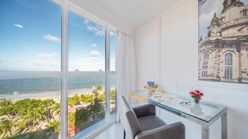 Premium Frente Mar Casal | Minibar, una cassaforte in camera, una scrivania, postazione laptop