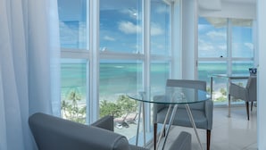 Suíte Master Premium Frente Mar Família | 迷你吧、客房内保险箱、办公桌、笔记本电脑工作区