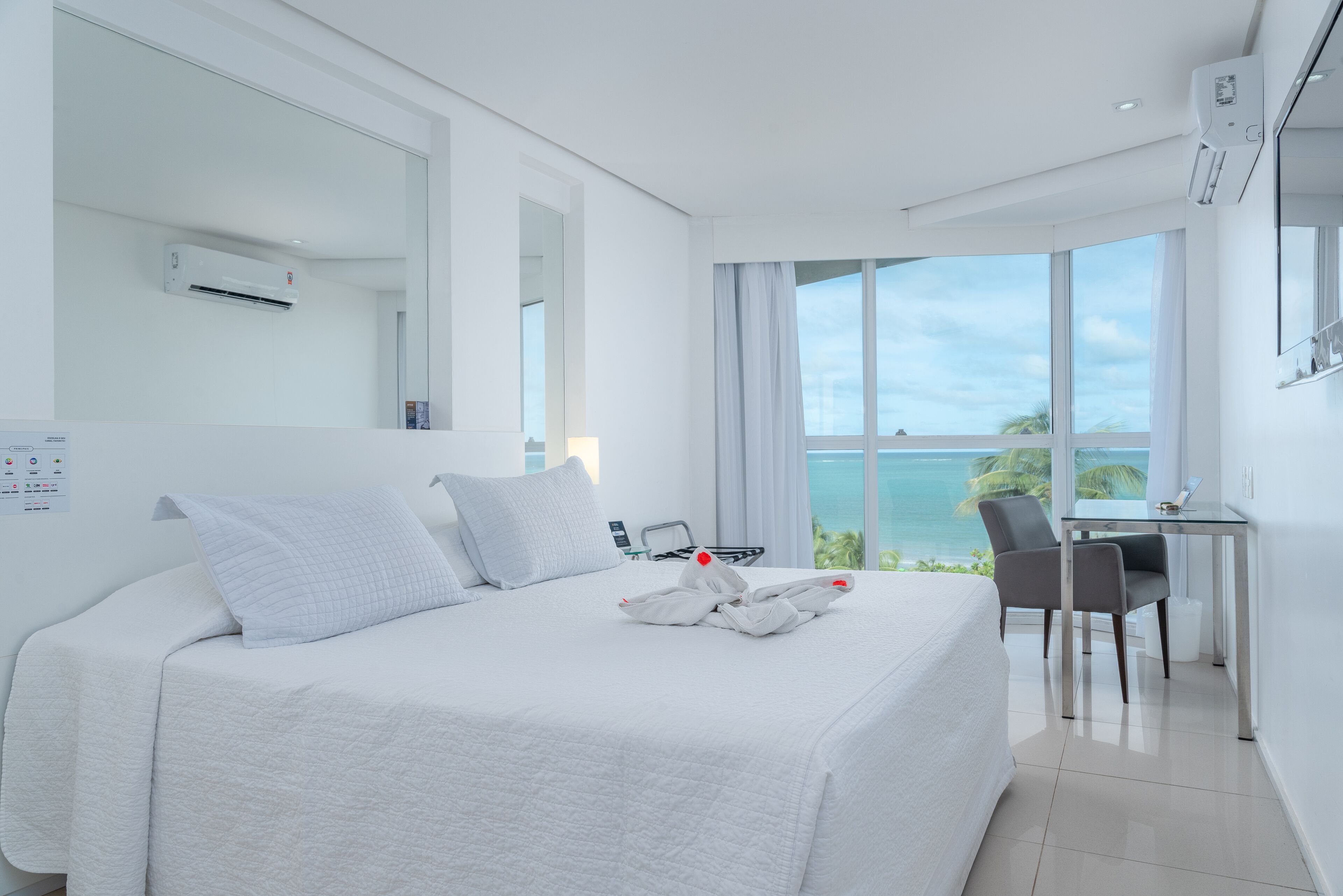 Premium Frente Mar Casal | Frigobar, cofres nos quartos, escrivaninha