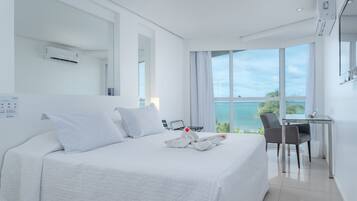 Premium Frente Mar Casal | Frigobar, cofres nos quartos, escrivaninha