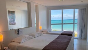 Premium Triplo Frente Mar | 迷你吧、客房内保险箱、办公桌、笔记本电脑工作区