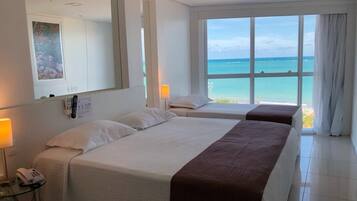Premium Triplo Frente Mar | Minibar, brankas, meja kerja, dan ruang kerja ramah laptop