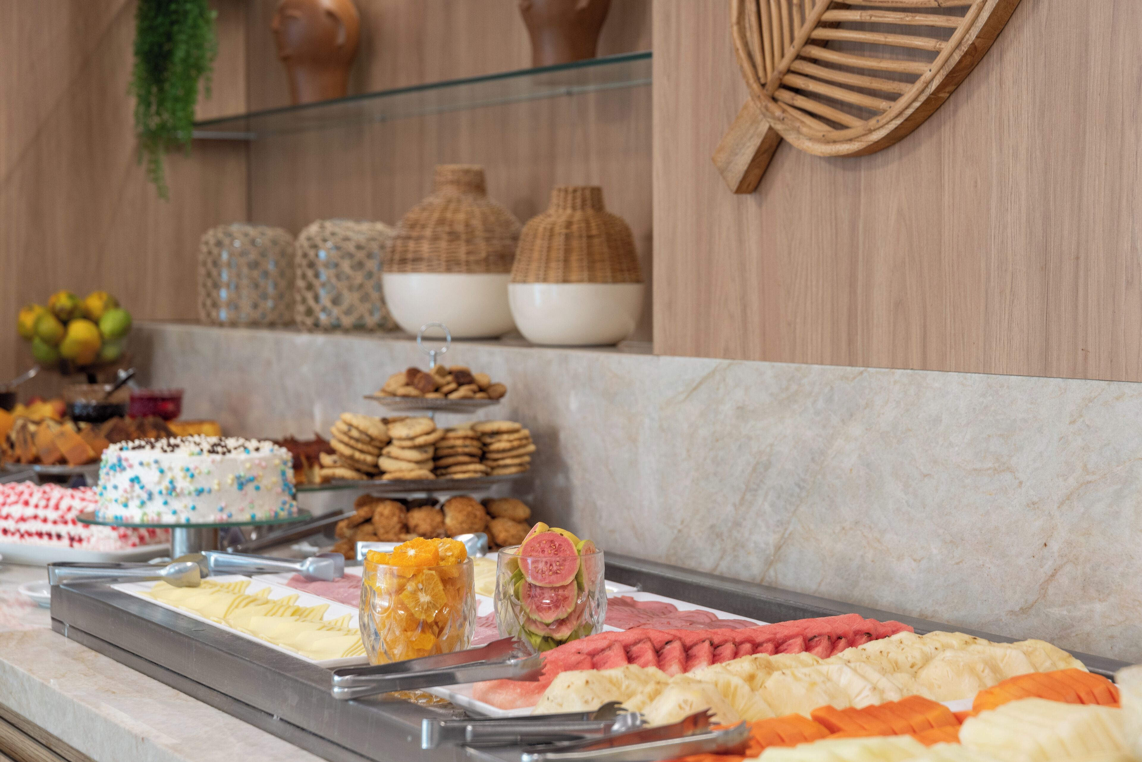Ein reichhaltiges Buffet mit verschiedenen Speisen und dekorativen Elementen.