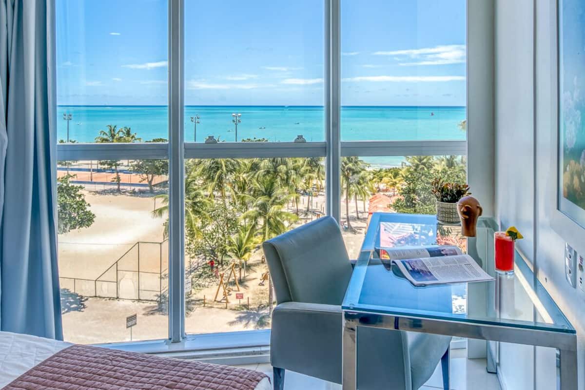 premium triplo frente mar | minibar, in-room safe, desk, laptop workspace