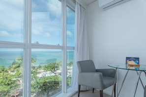 Premium Frente Mar Casal | Minibar, in-room safe, desk, laptop workspace