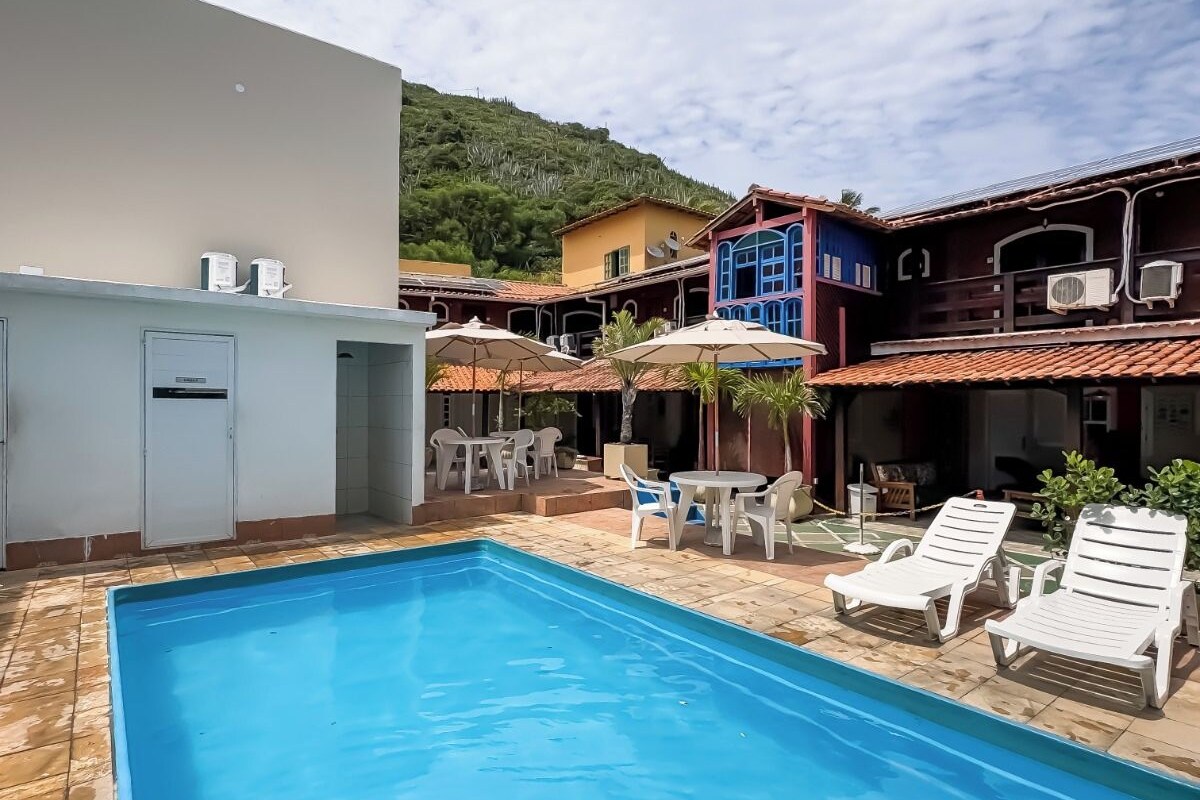 Una piscina con sillas de descanso y una zona de terraza.