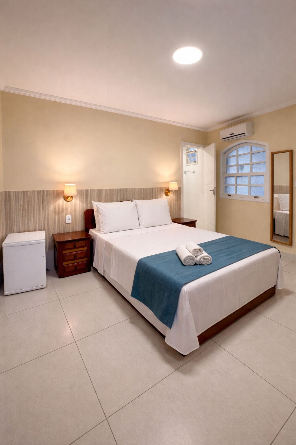 Habitación estándar con 1 cama matrimonial o 2 individuales, 1 cama Queen size, aire acondicionado | Servicios de la habitación