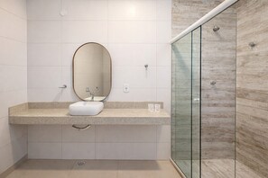 Douche, serviettes fournies, savon, shampooing