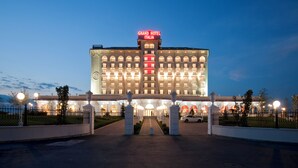 A large hotel with a prominent sign reading "Grand Hotel Italia" at the top. - Grand Hotel Italia (Cluj-Napoca)