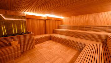 Un sauna avec des bancs en bois et un plancher en bois.