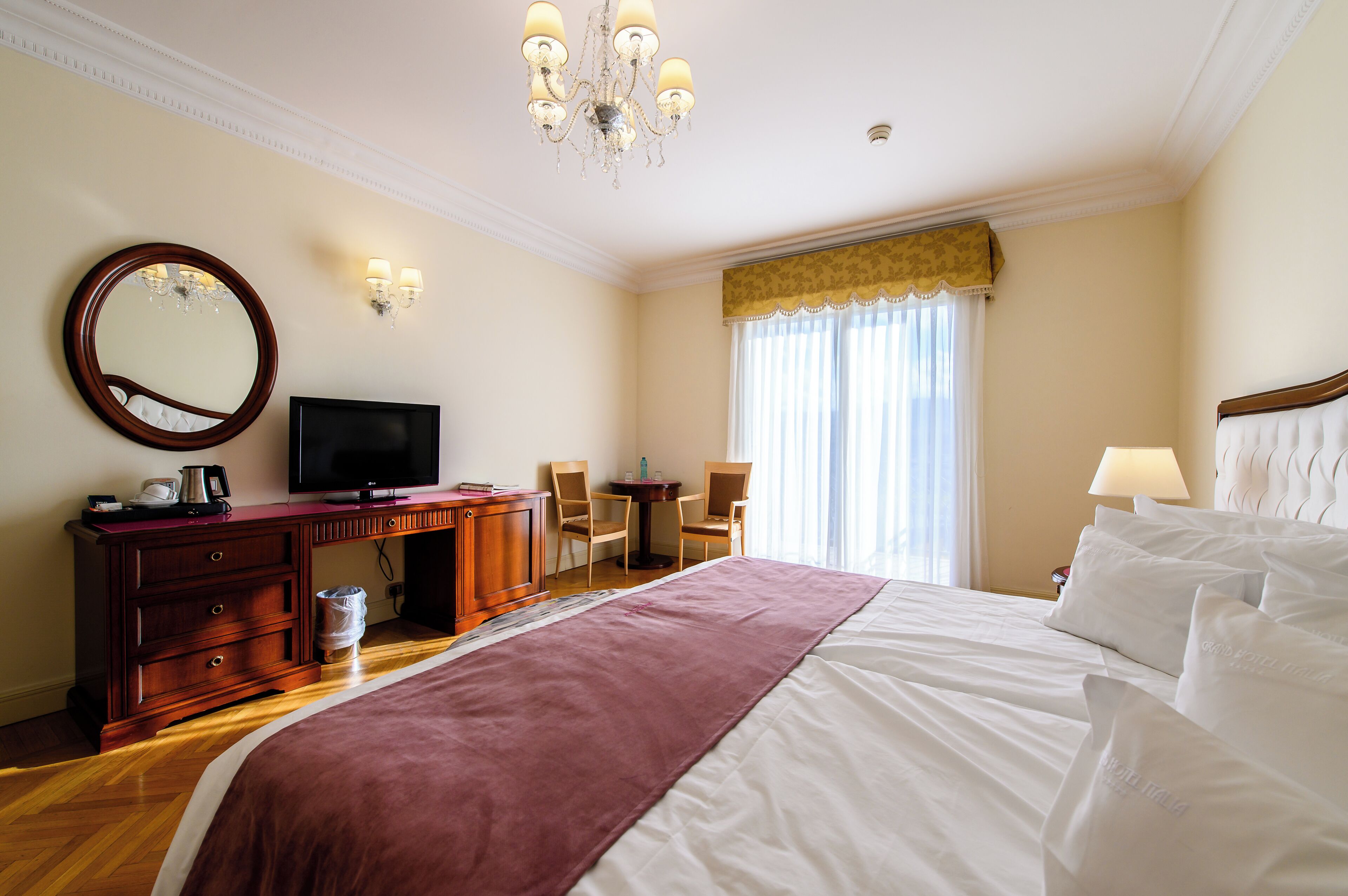 deluxe double room | minibar, in-room safe, desk, soundproofing