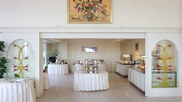 Petit déjeuner buffet (75 RON par personne)