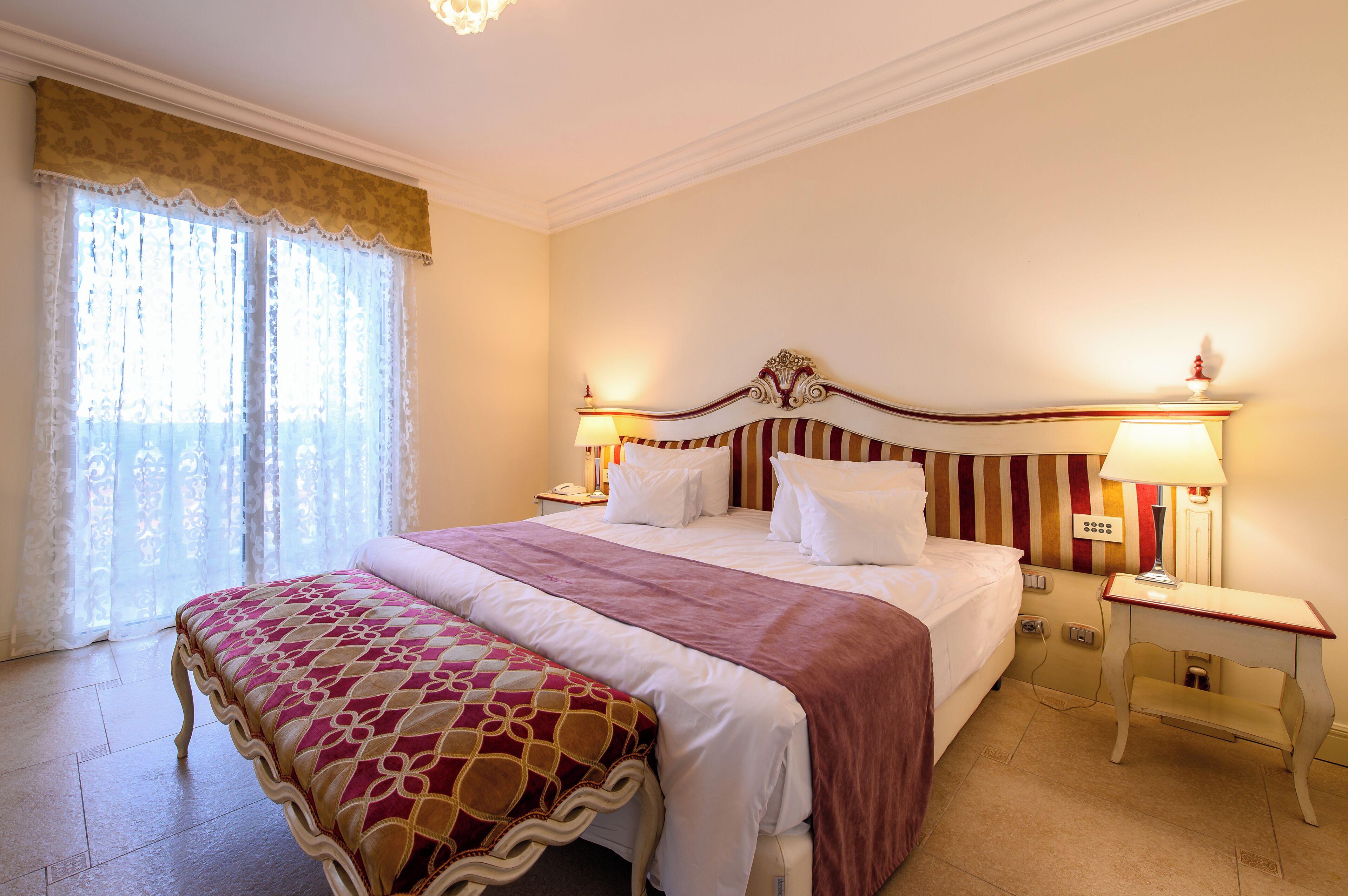 junior room, 1 king bed, city view | minibar, in-room safe, desk, soundproofing