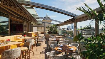 2 restaurants, breakfast, lunch, dinner served; international cuisine