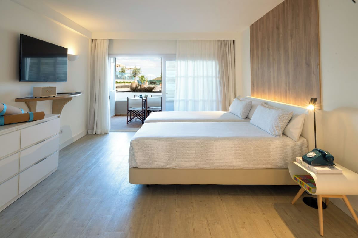 the beach house 2bedroom suite (3+1) | 1 bedroom, minibar, in-room safe, blackout curtains