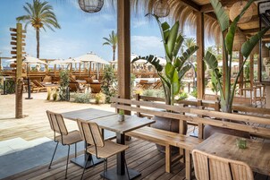 Cocktail bar, pool views, open daily