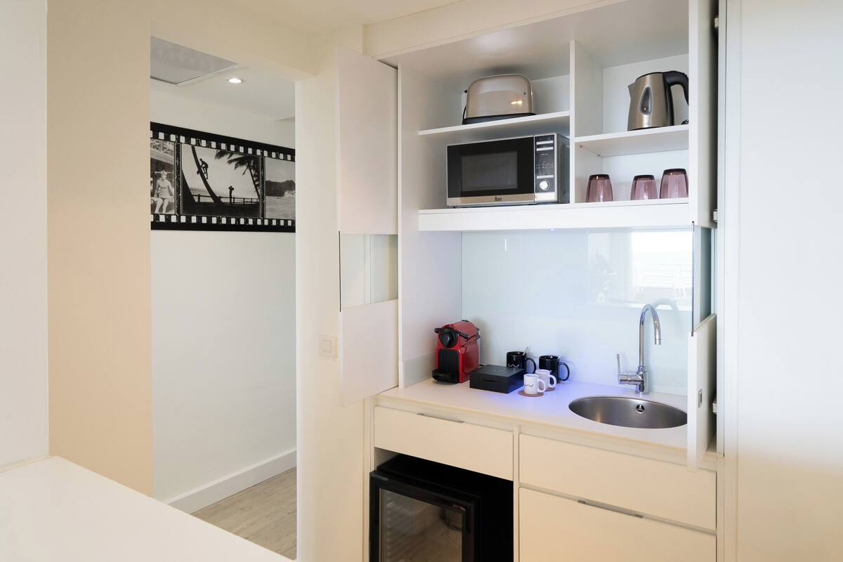 the loft junior suite front sea view | private kitchen | mini-fridge, microwave, coffee/tea maker, electric kettle