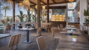 3 restaurantes; se sirven desayunos, almuerzos, cenas y cocina italiana